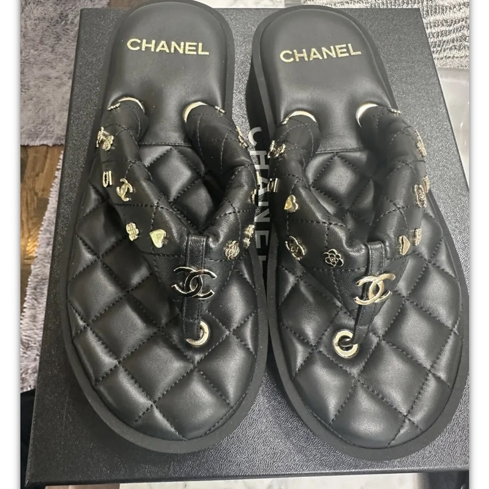 Chanel CC Padded Platform Logo charms Thong Quilted Flip Flop Sandals 39.5